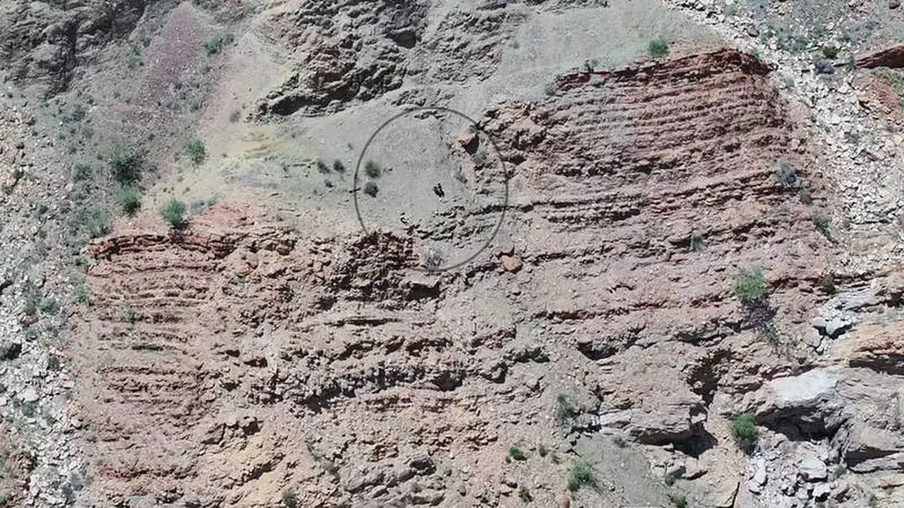 شرطة دبي تباشر عملية إنقاذ ناجحة لسائحتين علقتا في جبال حتا